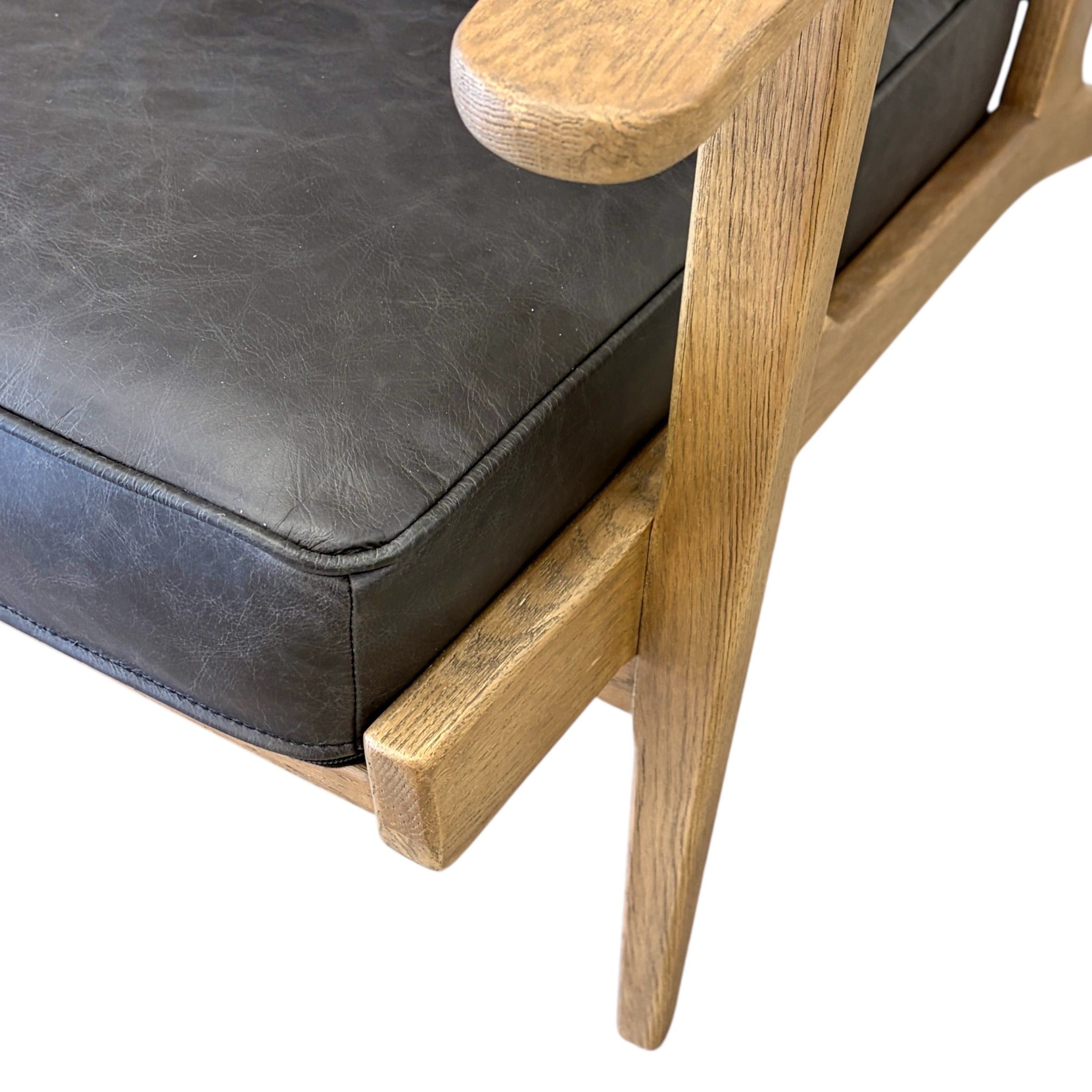 Close-up of the Nero armchair leg, highlighting its quality craftsmanship and contemporary design.