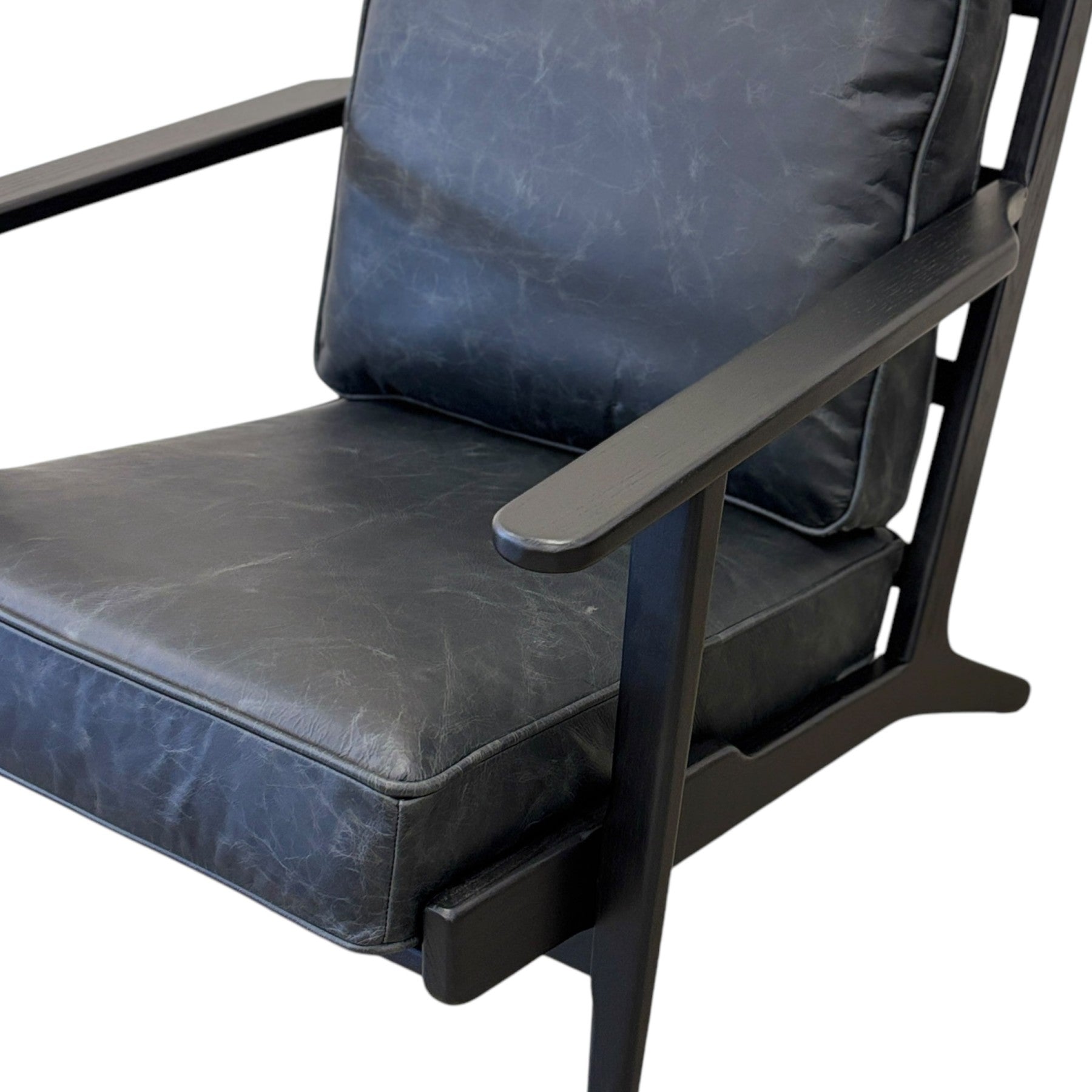 Close-up of the Nero armchair's black frame, highlighting its quality craftsmanship and modern design.